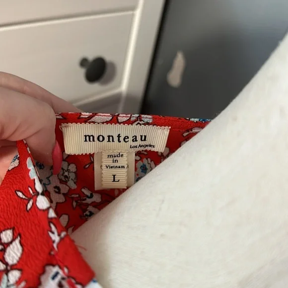 2/$25 Monteau floral Blouse - Picture 6 of 6
